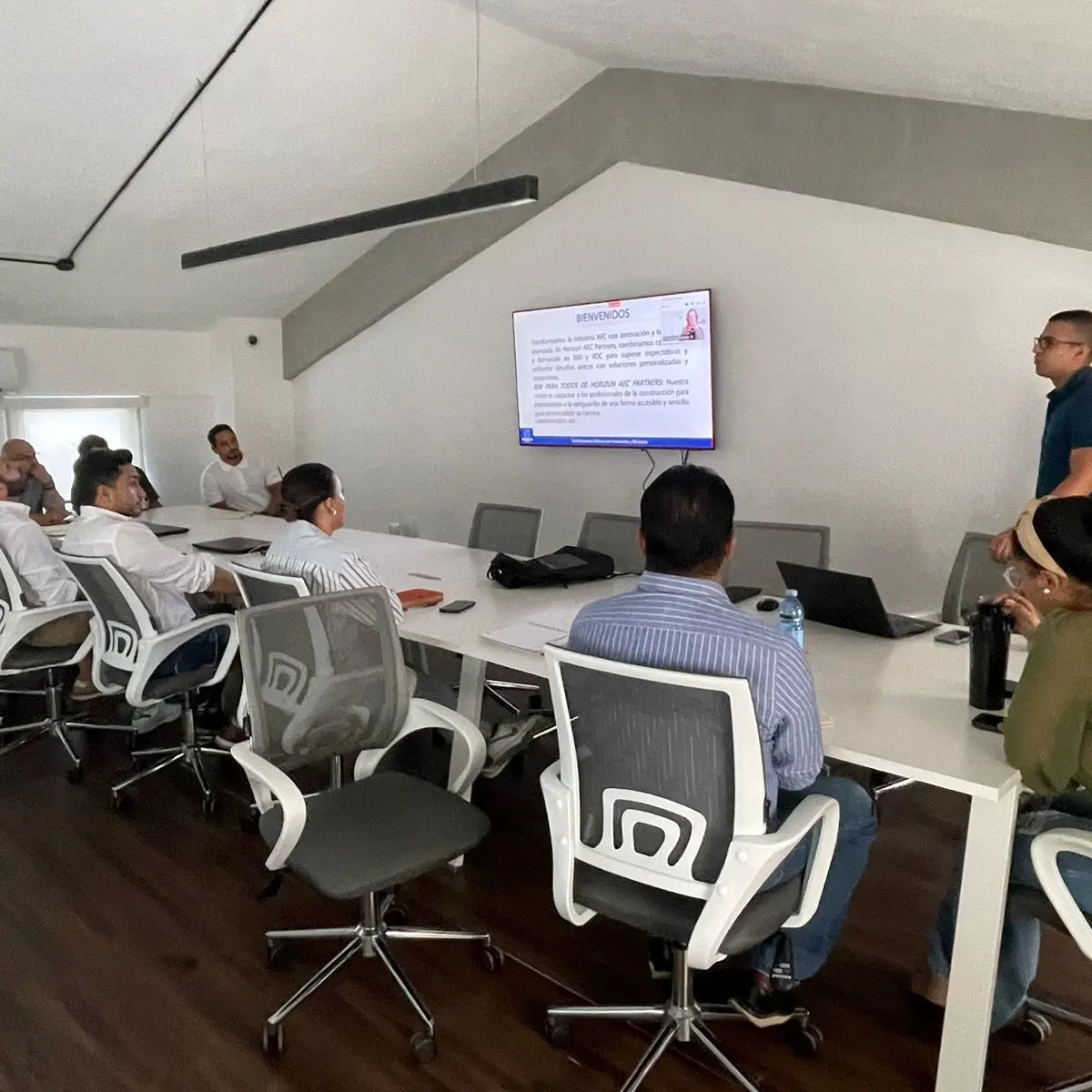 Sesión de consultoría técnica de Horizun Group con un equipo de construcción